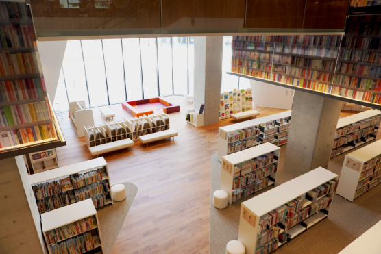 箕面市立図書館の蔵書が並ぶ2階にぎやかエリア