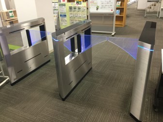 入退館ゲート