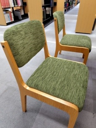 総合図書館の修繕後の椅子の写真