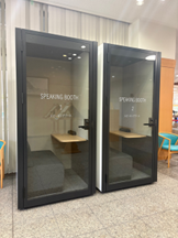 スピーキングブースの写真